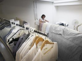 Une femme au travail dans une blanchisserie